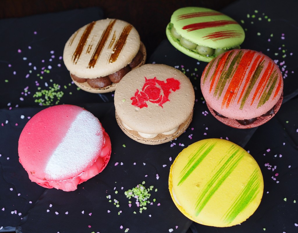 บอกรักคำโตๆ กับมาการองหอมหวาน  ที่ห้องอาหารสการ์เล็ต