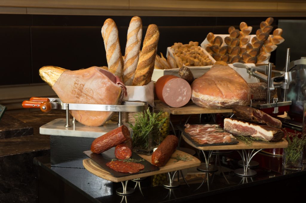 อัพแอนด์อะบัฟ บาร์ เปิดตัวโปรโมชั่นใหม่ “ชาร์กูเตอรี ชีสและไวน์”