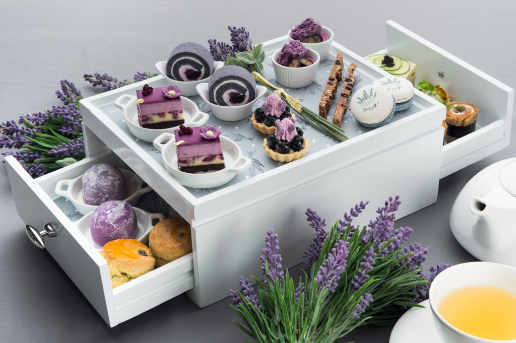 โปรโมชั่น กลับมาอีกครั้งตามคำเรียกร้อง ชุดน้ำชายามบ่ายในธีมสีม่วงต้อนรับเทศกาลชมทุ่งดอกลาเวนเดอร์ที่ฮอกไกโด ประเทศญี่ปุ่น ณ อัพแอนด์อะบัฟ บาร์ โรงแรม ดิ โอกุระ เพรสทีจ กรุงเทพฯ