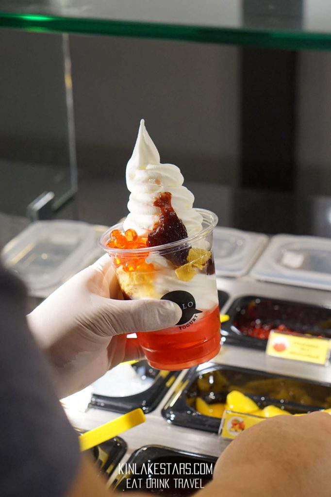 “Happy Not Guilty” อร่อยได้แบบไม่รู้สึกผิดกับโยเกิร์ตน้องใหม่ Hello Yogurt! เป็นโยเกิร์ตสไตล์กรีก ที่มีความเข้มข้น รสสัมผัสนุ่ม ละมุนลิ้น เหมาะสำหรับทุกคน ทุกเพศ ทุกวัย ทานได้ทุกวันดีต่อสุขภาพ