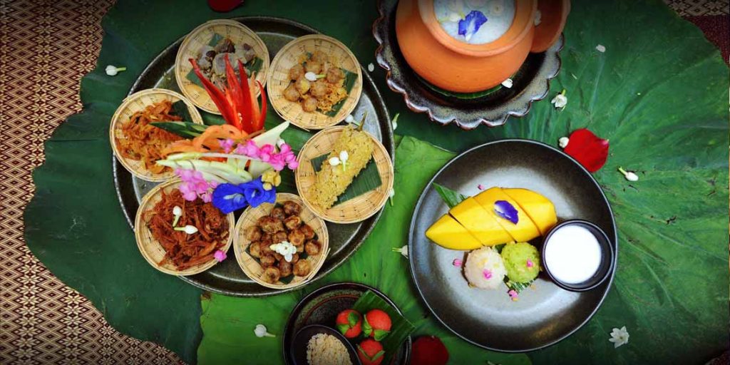 ข้าวแช่ รสเลิศ สารพัดเครื่องเคียงหลากหลาย อร่อยล้ำต้องลอง ณ smooth curry